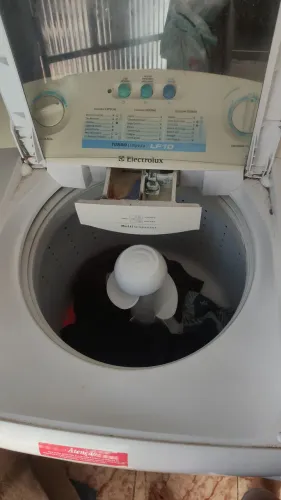 Máquina de lavar Eletrolux 11kg antiga em bom estado motivo mudança