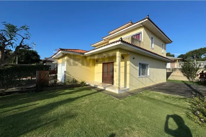 À venda casa mobiliada com cômodos amplos no Condomínio Green Ville 1, na Rasa, em Armação