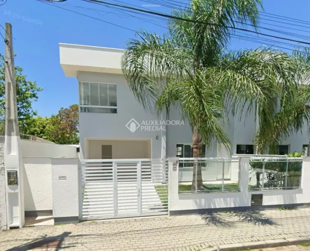 Auxiliadora Predial aluga, casa no bairro Carianos, 3 dormitórios , sendo uma suíte