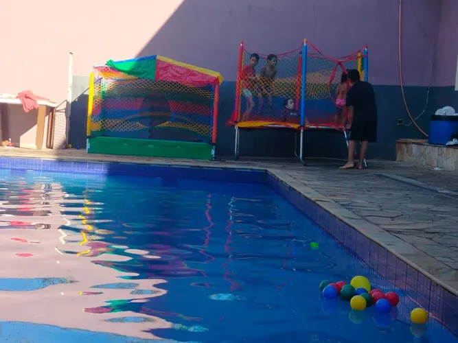 Piscina de bolinha e cama elástica
