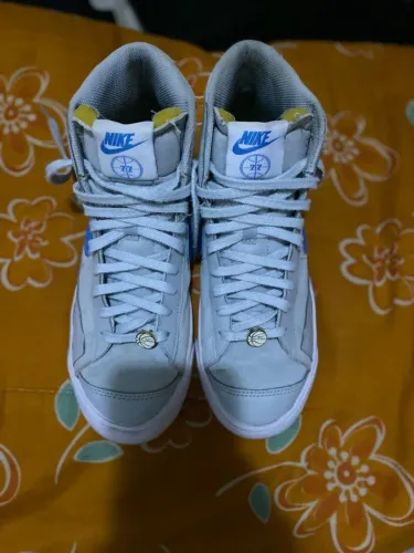 tênis Nike Blazer Mid '77 NRG EMB "Coney Island" em cinza com detalhes em azul. 