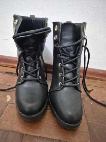 Bota salto coturno de couro preta.