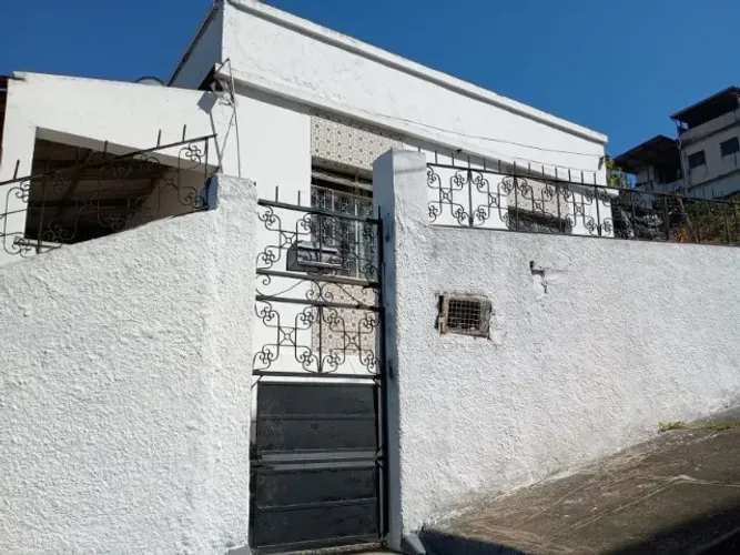 Casa com 3 quartos, Ampla varanda , Quintal, a 400 metros da Av. R. Branco