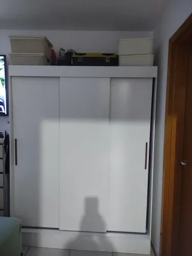 Vendo Guarda roupa solteiro, usado em bom estado com três portas. Não entrego.