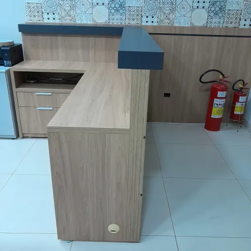 Balcão Recepção em L com 4 gavetas e proteção parede