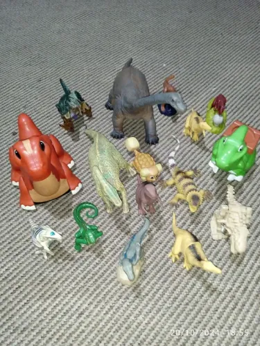 Dinossauros - kit com 16 peças diferentes.