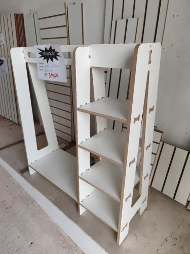 Expositor em.mdf para loja de roupas