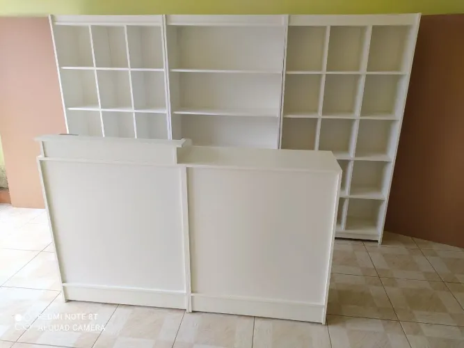 BALCÃO CAIXA + ESTANTES COLMEIA