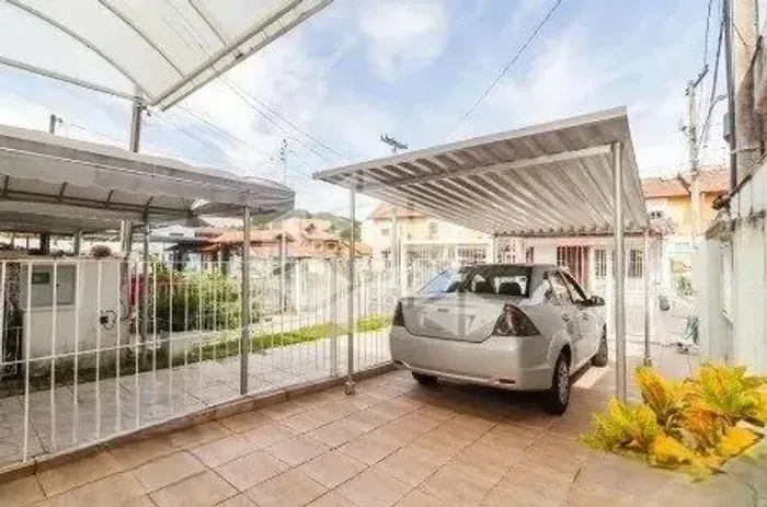 Casa com 3 dormitórios estilo sobrado / Hípica, Zona Sul POA