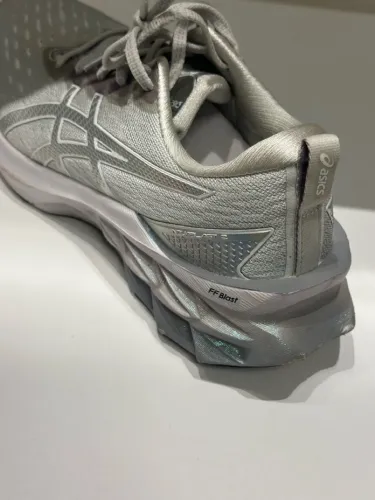Tênis Asics Novablast 2 LE Feminino Cinza"