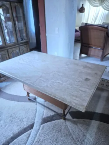 Mesa com tampo em mármore