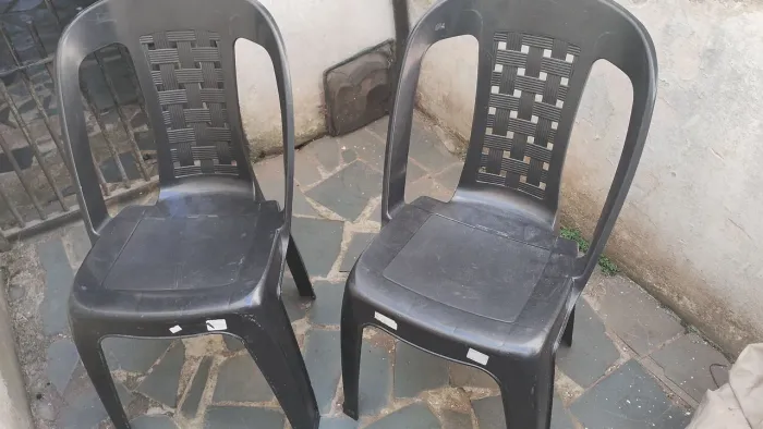 Cadeiras de plástico pretas