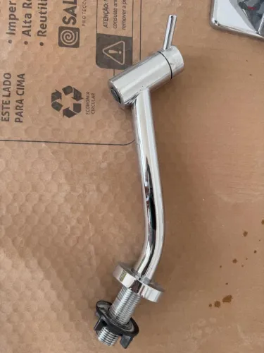 Pia louça branca de banheiro com cifão inox e torneira