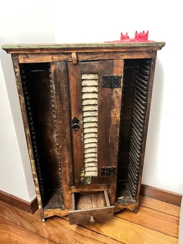 Armário de madeira de demolição antigo, estilo rústico