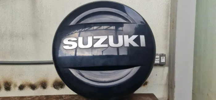 CAPA RÍGIDA TAMPA E SUPORTE ESTEPE GRAND VITARA 2012 ORIGINAL SUZUKI
