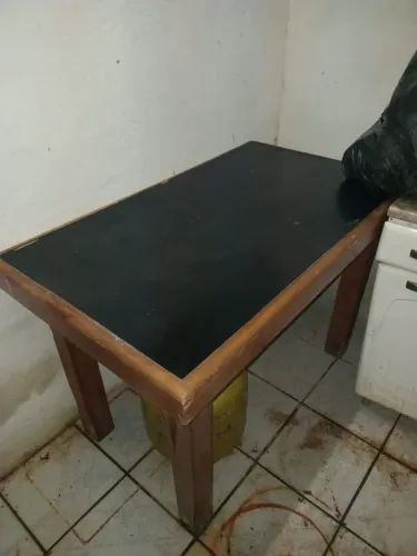 Mesa de madeira com tampo escuro