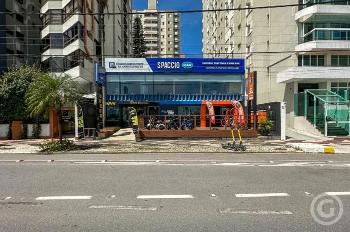 Loja comercial estratégica na Beira-Mar Norte, Florianópolis: perfeita para o seu negócio