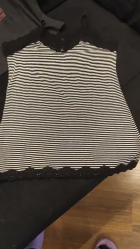 Regata listrada com detalhes em renda