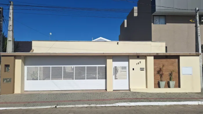 Casa com Piscina na Penha: Conforto e Lazer Completo!