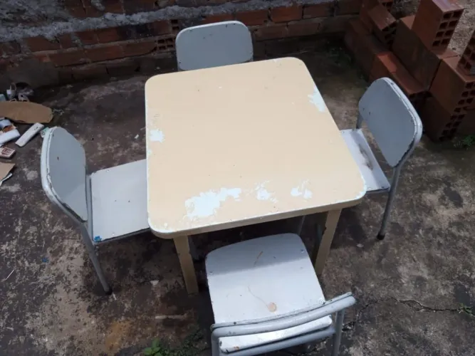Conjunto mesa com 04 cadeiras em madeira