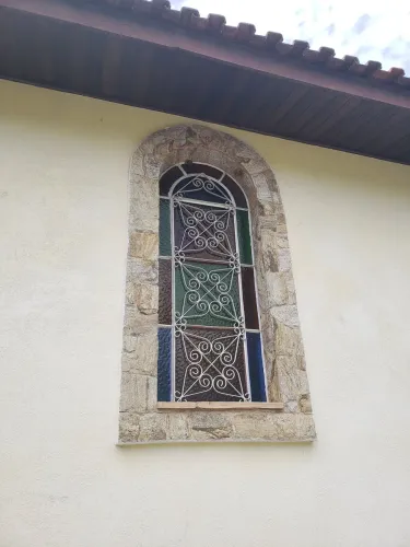 Janela Vitral com Grade de Ferro Decorativa
