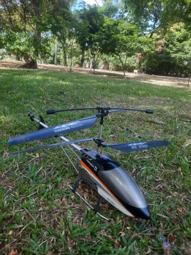 Helicóptero de controle remoto flying