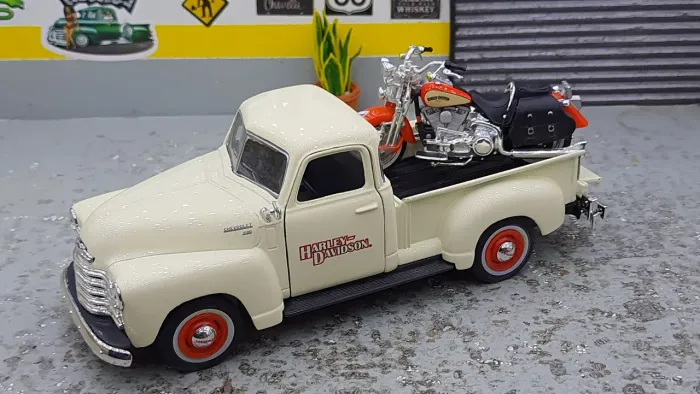 Miniatura Maisto 1/24 - Chevy 3100 Harley Davidson com Moto - Sem caixa