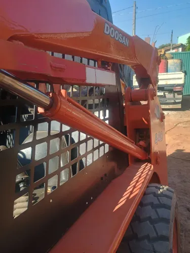 Mini carregadeira Bob CAT doosam 