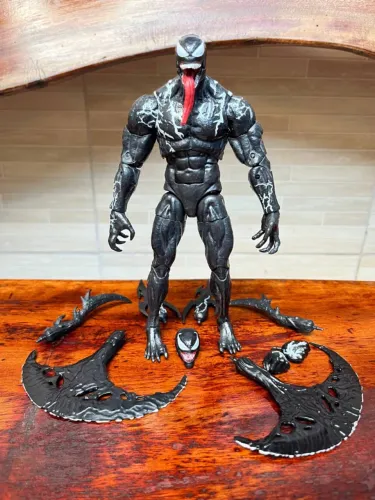 Action Figure Marvel - Venom Articulado Com Acessórios 20cm