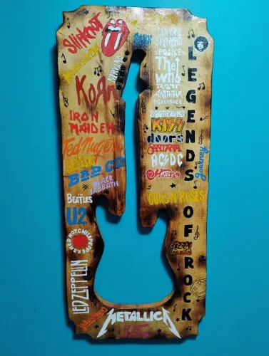 Placa Guitarra de madeira decorada com nomes de bandas de rock