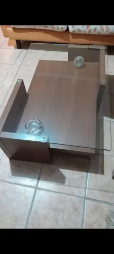 Mesa de madeira e vidro