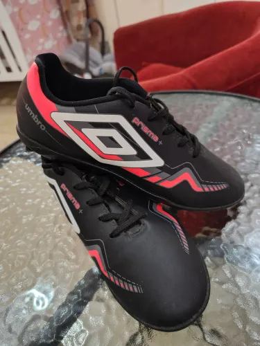 Chuteira Umbro Prisma+ Preta e Vermelha