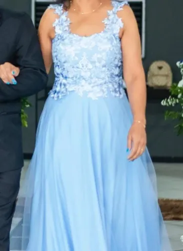 Vestido azul de renda para festa