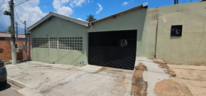 Casa de 3quartos com suíte bairro jardim dos Estados valor300mil reais. Faço por 250mil