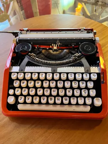Máquina de Datilografia Hermes - Original Relíquia !
