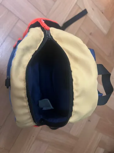 Mochila colorida e estilosa