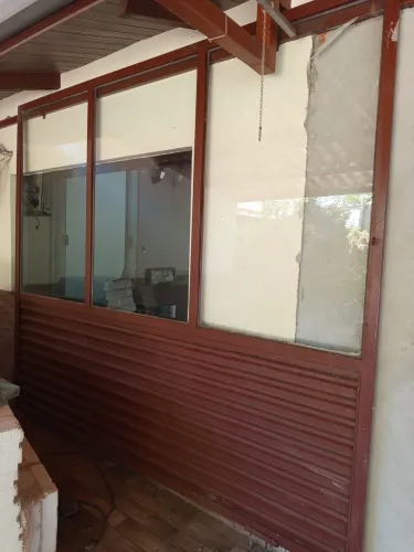 Portão de ferro com vidro, em perfeito estado de conservação. 