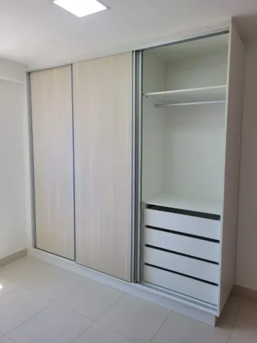 Guarda-Roupa Moderno com Portas de Correr