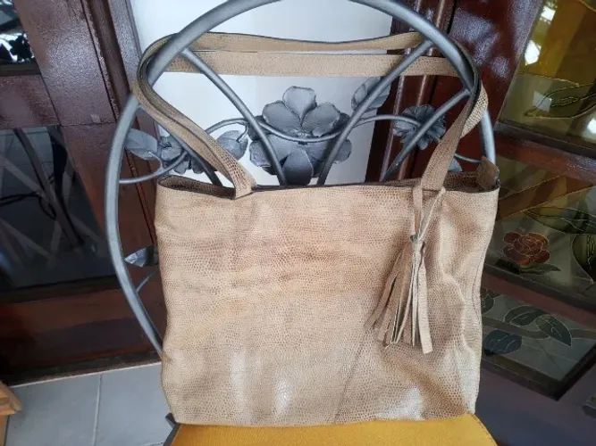 Bolsa em couro ligítimo, tamanho médio(aprox. 40cm), na cor "Bege".Ótimo estado.