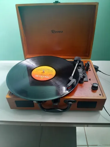 Tocadisco esta funcionando tudo mas  esta com volume. Muito bichinho pega disco e pedrave