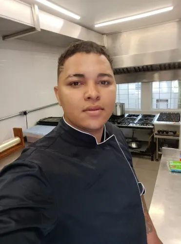 Ofereço meus serviços como cozinheiro profissional e dedicado