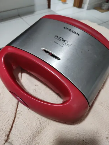 Sanduicheira vermelha