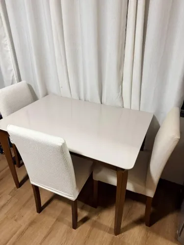 Mesa em estado de nova (1.20cm x 0.80cm) c/ 4 cadeiras estofadas