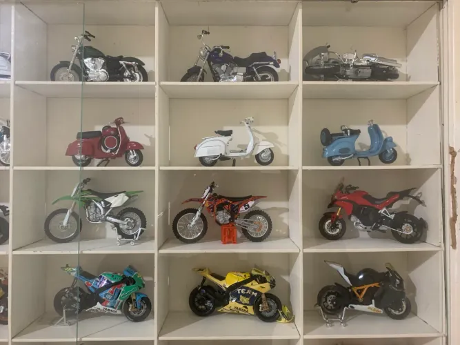 Motos em Miniaturas com Expositor - Oportunidade para Colocionador
