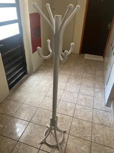 Cabideiro tubular de chão