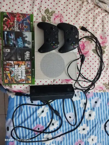 Xbox One - S - 500 MB + kneckit + 2 controles carregável 