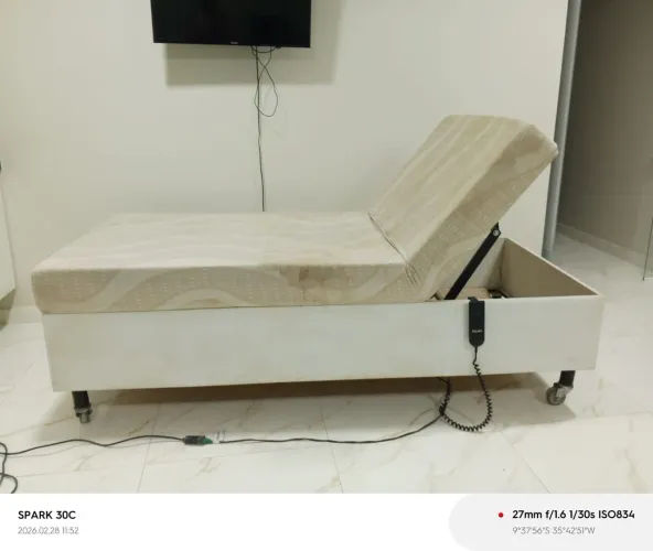 Cama elétrica com rodinhas e articulada, em ótimo estado.