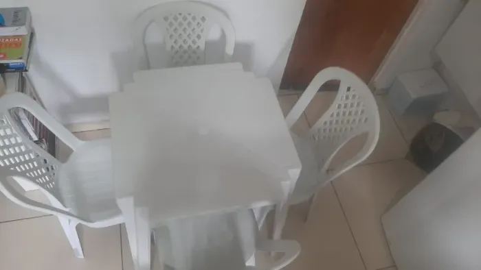 CONJUNTO 4 CADEIRAS E MESA PLASTICO