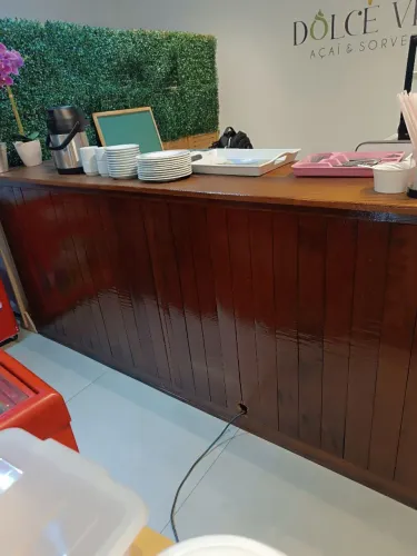 Vendo excelente balcão em madeira maciça, vernizado
