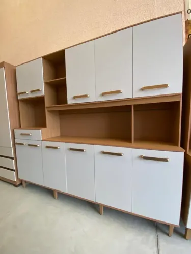 Armário de Cozinha Funcional com Acabamento Sofisticado
